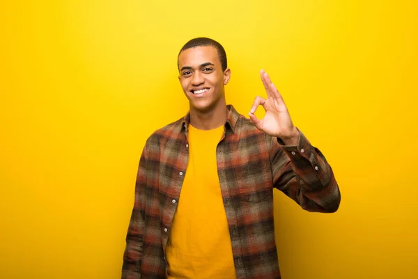 Giovane Uomo Afroamericano Sfondo Giallo Vibrante Mostrando Segno Con Dita — Foto Stock