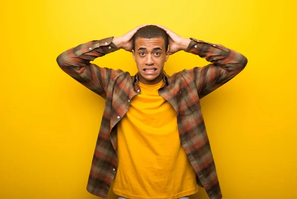 Junger Afrikanisch Amerikanischer Mann Auf Lebendigem Gelben Hintergrund Nimmt Hände — Stockfoto