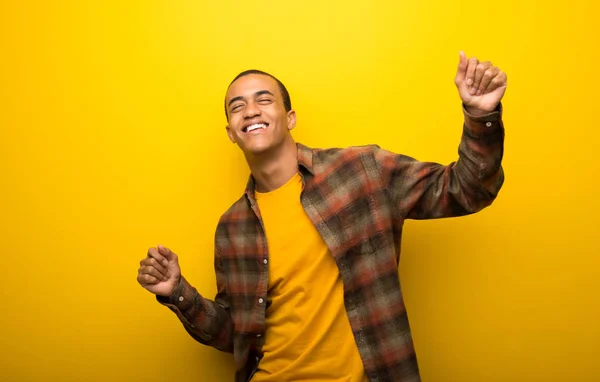 Junger Afrikanisch Amerikanischer Mann Auf Leuchtend Gelbem Hintergrund Tanzt Gerne — Stockfoto