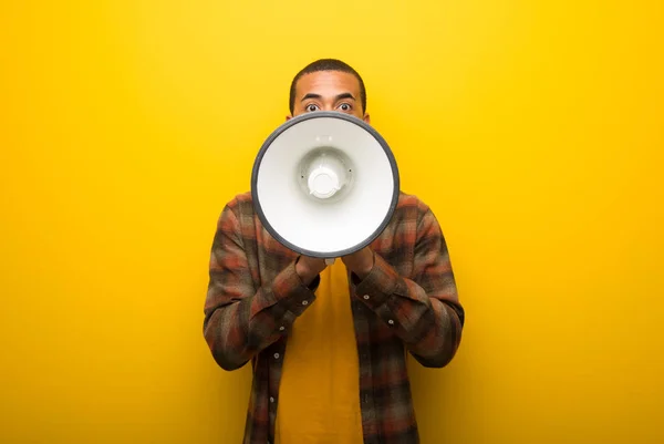 Jonge Afro Amerikaanse Man Levendige Gele Achtergrond Schreeuwen Door Een — Stockfoto