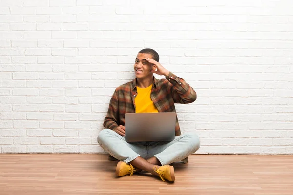 Hombre Afroamericano Sentado Suelo Con Portátil Saludando Con Mano — Foto de Stock