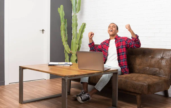 Homme Afro Américain Avec Ordinateur Portable Dans Salon Célébrant Une — Photo