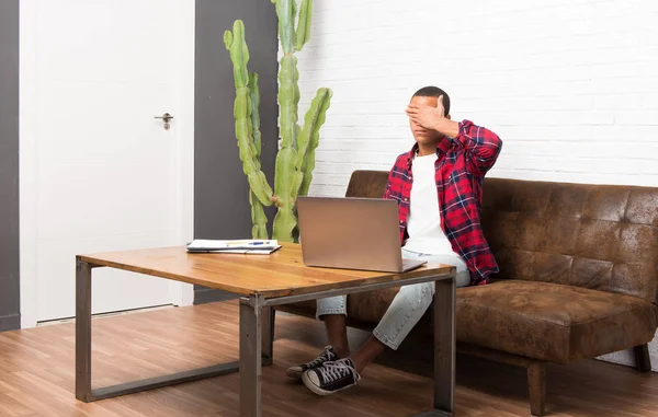 African American Man Met Laptop Woonkamer Die Betrekking Hebben Ogen — Stockfoto