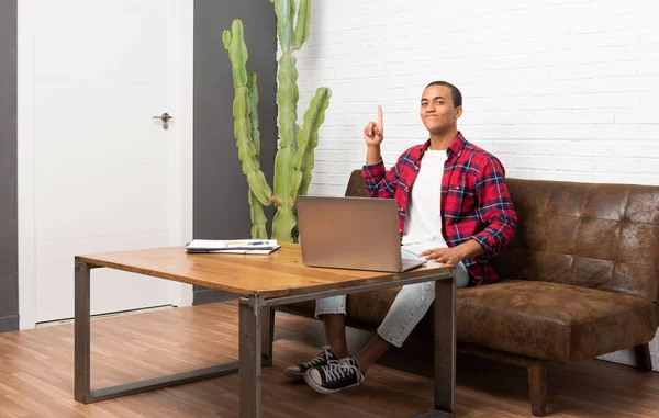 African American Man Met Laptop Woonkamer Tonen Een Vinger Teken — Stockfoto