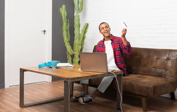 African American Man Met Laptop Woonkamer Een Credit Card Bedrijf — Stockfoto