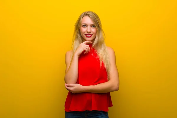 Menina Com Vestido Vermelho Sobre Parede Amarela Sorrindo Olhando Para — Fotografia de Stock