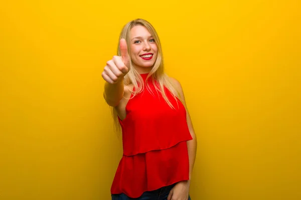 Jong Meisje Met Rode Jurk Gele Muur Geven Van Een — Stockfoto