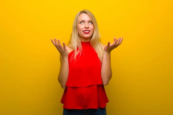 Jong Meisje Met Rode Jurk Gele Muur Gefrustreerd Door Een — Stockfoto