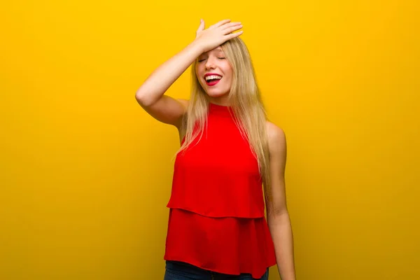 Chica Joven Con Vestido Rojo Sobre Pared Amarilla Acaba Darse —  Fotos de Stock