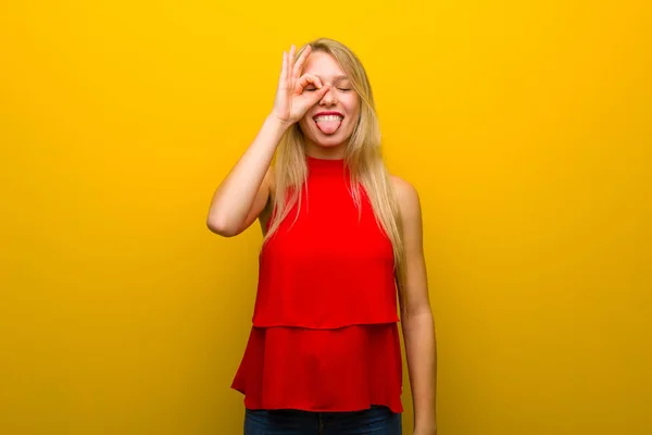 Jong Meisje Met Rode Jurk Gele Muur Maakt Grappige Gek — Stockfoto