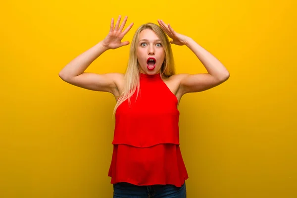 Chica Joven Con Vestido Rojo Sobre Pared Amarilla Con Sorpresa —  Fotos de Stock