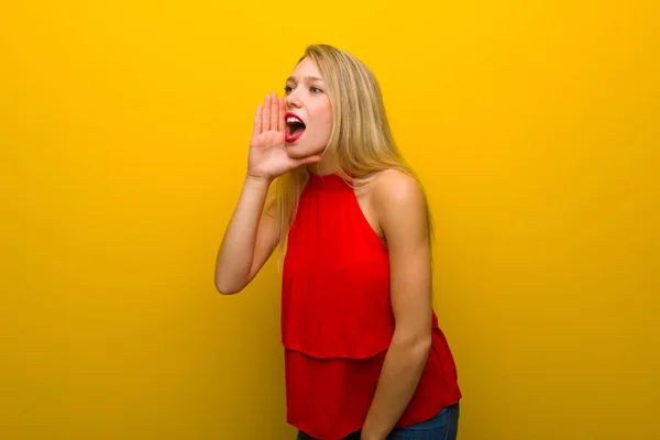 Jovem Com Vestido Vermelho Sobre Parede Amarela Gritando Com Boca — Fotografia de Stock