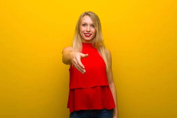 Jovem Com Vestido Vermelho Sobre Parede Amarela Apertando Mãos Para — Fotografia de Stock