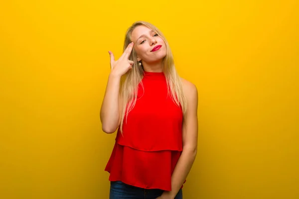 Jovem Com Vestido Vermelho Sobre Parede Amarela Com Problemas Fazendo — Fotografia de Stock