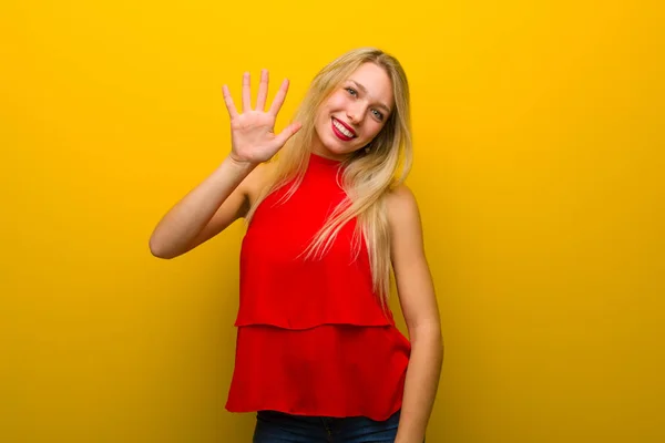 Chica Joven Con Vestido Rojo Sobre Pared Amarilla Contando Cinco — Foto de Stock