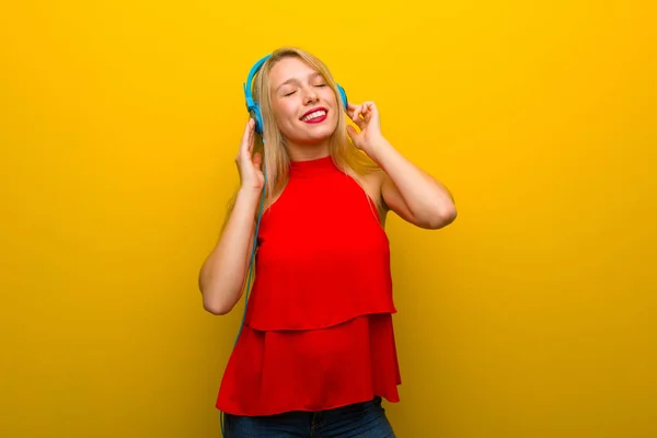 Jong Meisje Met Rode Jurk Gele Muur Luisteren Naar Muziek — Stockfoto