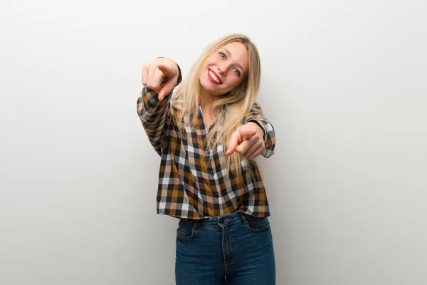 Blondine Ung Pige Hvid Væg Peger Finger Dig Mens Smilende - Stock-foto