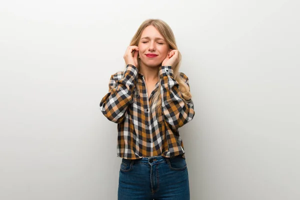 Blondes Junges Mädchen Über Weiße Wände Die Ohren Mit Händen — Stockfoto