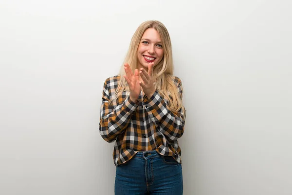 Blondes Junges Mädchen Applaudiert Nach Vortrag Auf Konferenz Über Weiße — Stockfoto