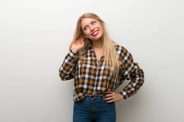 Blondes Junges Mädchen Über Weiße Wand Das Etwas Hört Indem — Stockfoto