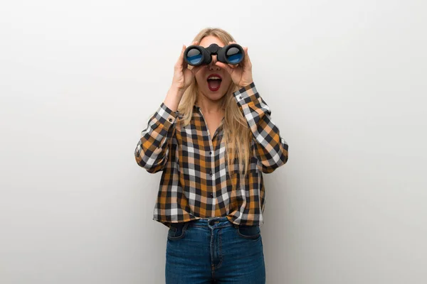 Blondýnka Mladá Dívka Bílé Zdi Dálce Při Pohledu Dalekohledem — Stock fotografie