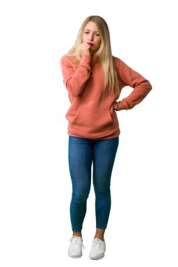 Genç bir kızın şüpheleri izole beyaz arka plan üzerinde tam uzunlukta bir atış