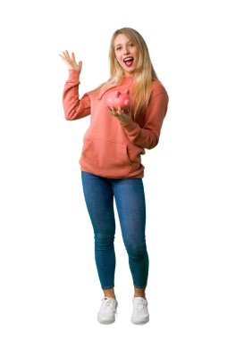 Bir genç kızın bir servet izole beyaz zemin üzerine tutarken sürpriz tam uzunlukta bir atış