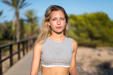 Parkta egzersiz yaparak genç spor kadın