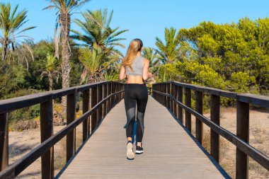 Egzersiz yapmak ve parkta çalışan genç spor kadın