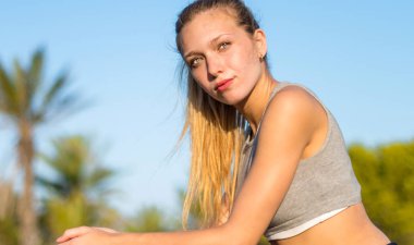 Parkta egzersiz yaparak genç spor kadın