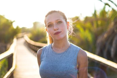 Parkta egzersiz yaparak genç spor kadın