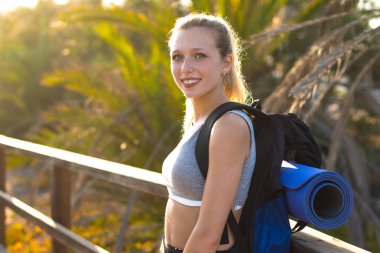 Parkta egzersiz yaparak genç spor kadın