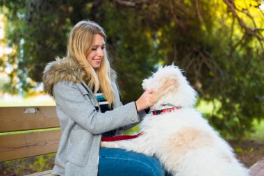 Köpeğini bir parkta genç kızla