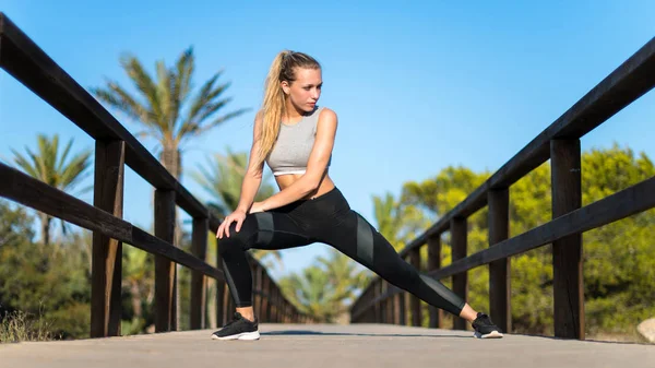 Ung Sport Kvinna Gör Träning Och Stretching Utomhus — Stockfoto