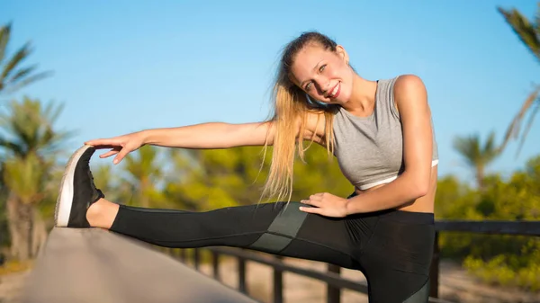 Ung Sport Kvinna Gör Träning Och Stretching Utomhus — Stockfoto