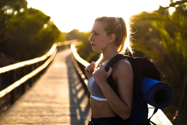 Joven Deportista Haciendo Ejercicio Parque — Foto de Stock