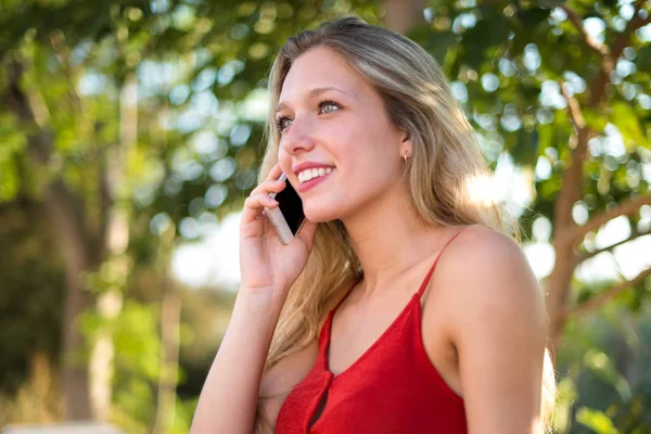 Giovane Ragazza Bionda Mantenere Una Conversazione Con Telefono Cellulare Con — Foto Stock