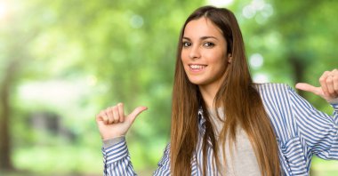Çizgili gömlekli kibirli ve kendini beğenmiş ile genç kız kendini kavramı, açık havada aşk