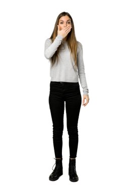 Genç kızın ağzını elleriyle bir şey uygunsuz izole beyaz arka plan üzerinde söylediğin için kapsayan tam uzunlukta atış