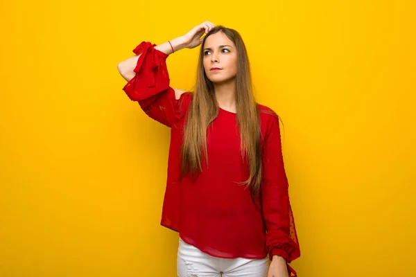 Jong Meisje Met Rode Jurk Gele Muur Twijfels Terwijl Het — Stockfoto