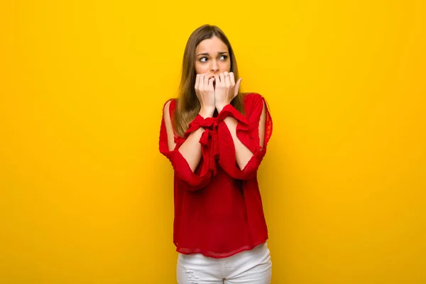 Junges Mädchen Mit Rotem Kleid Über Gelber Wand Ist Ein — Stockfoto