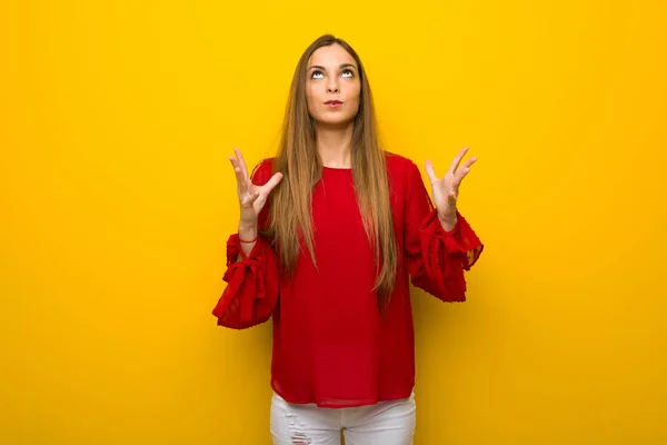 Jovem Com Vestido Vermelho Sobre Parede Amarela Frustrado Por Uma — Fotografia de Stock