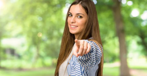 Chica Joven Con Camisa Rayada Señala Dedo Usted Con Una — Foto de Stock