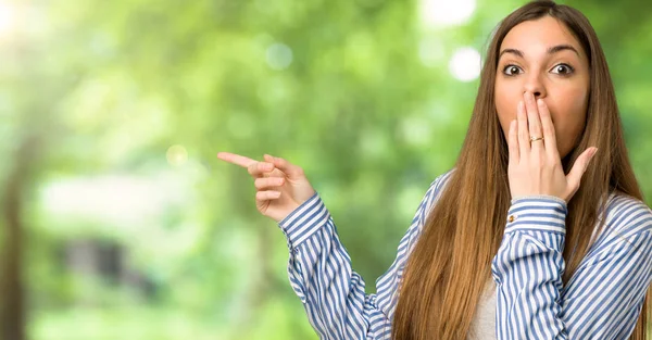 Jong Meisje Met Gestreepte Shirt Wijzende Vinger Naar Kant Met — Stockfoto