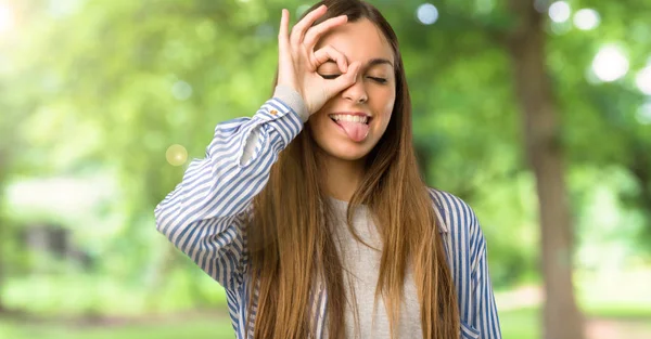 Çizgili Gömlekli Ile Genç Kız Açık Havada Komik Çılgın Yüz — Stok fotoğraf