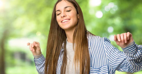 Jeune Fille Avec Chemise Rayée Profiter Danse Tout Écoutant Musique — Photo