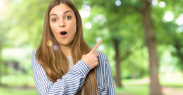 Jong Meisje Met Gestreepte Shirt Verrast Kant Open Lucht Richten — Stockfoto