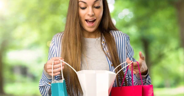 Jovem Com Camisa Listrada Surpreso Segurar Monte Sacos Compras Livre — Fotografia de Stock