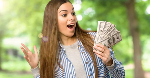 Jovem Com Camisa Listrada Tendo Monte Dinheiro Livre — Fotografia de Stock