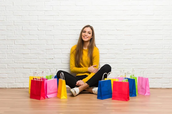 Jeune Fille Avec Beaucoup Sacs Provisions Avec Expression Heureuse — Photo